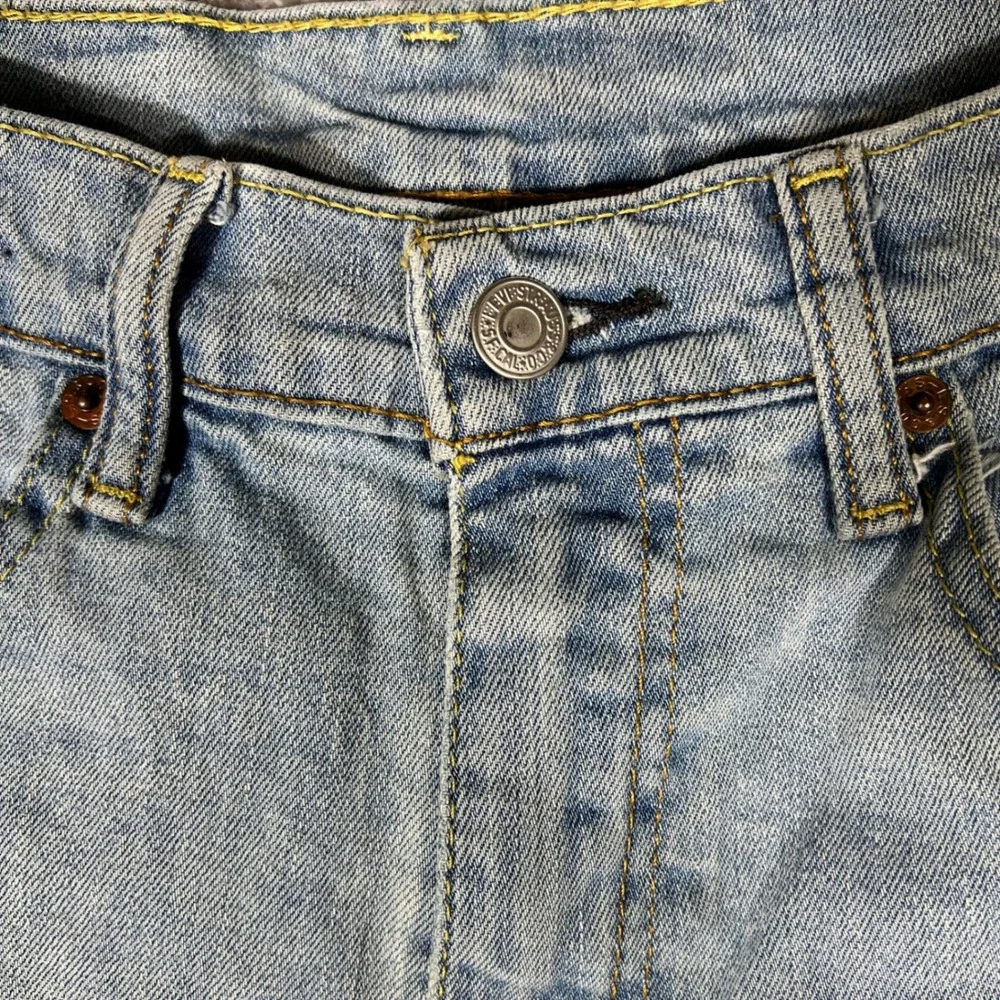 Levis 514 Straight Fit Jeans Mens 33x30 Light Wash Blue Denim trash distressed